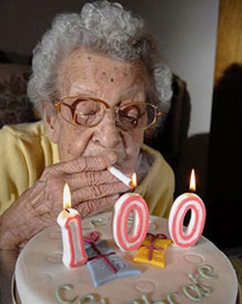 Babcia i Dziadek1 - 100 latka z papieroskiem.jpg