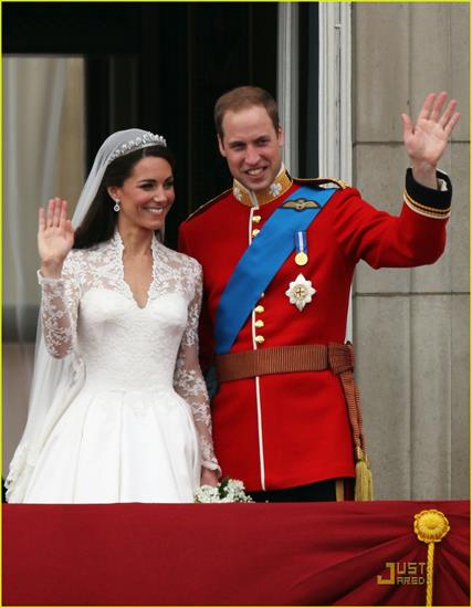 Ślub - kate-middleton-prince-william-royal-wedding-first-kiss-03.jpg
