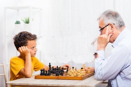 DZIEŃ  BABCI I DZIADKA - 61798869-abuelo-y-nieto-est-n-jugando-al-ajedrez-en-casa.jpg