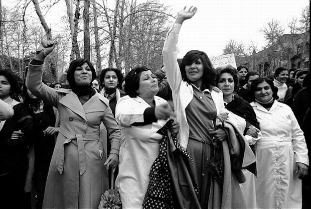 RÓŻNOŚCI - Mieszkanki Iranu protestują 8 marca 1979 roku przeciwk...iety mogły spacerować ulicami Teheranu z odkrytą głową.jpg