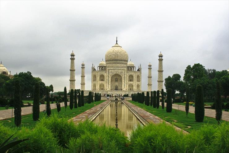 Architecture - Taj Mahal in Agra - India garden.jpg