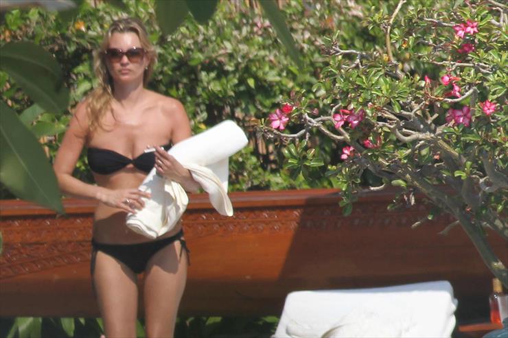 KATE MOSS W BIKINI, TAJLANDIA 2011 - KateMossBikiniinThailandJAN_9_2011 12.JPG