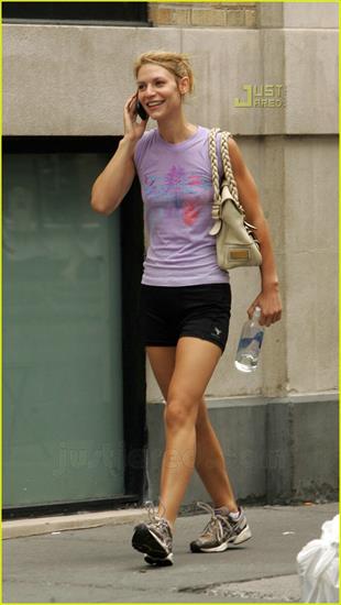 - PEOPLE - - claire-danes-cell-phone-01.jpg