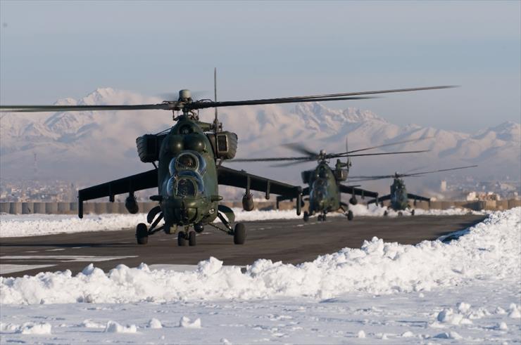 Mi-24 - VI_zmiana_PKW_Afganistan_02 Na pierwszym planie polski Mi-24 z założonymi na wydechy osłonami r.jpg