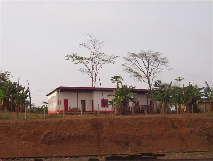 Kamerun - Nanga_Eboko_building.jpg
