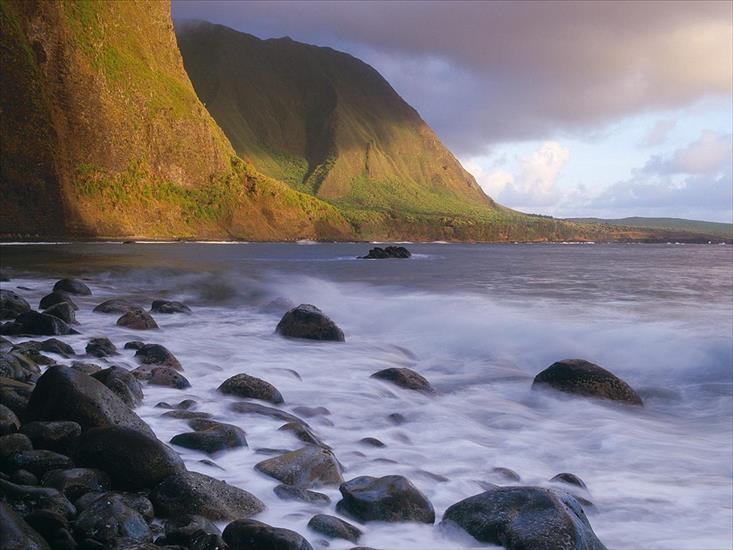 HAWAJE - Sea Cliffs of Molokai at Sunrise, Hawaii.jpg