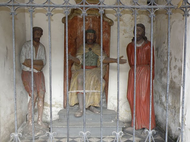 Wambierzyce - 23 - Kapliczka - Jezus porównany z Barabaszem.jpg