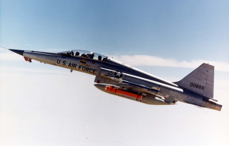 F-5E Tiger - amer... - F-5F Tiger z USAF z pociskami AIM-9J Sidewinder,...ornikami paliwa nad Edwards Air Force Base, 1976.jpg
