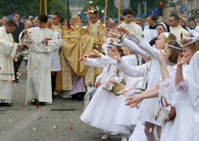  Boże wartości  W... - Pomiędzy nami idziesz, Panie,  Po kamienistej dr...odzonych z lęku... Przed jutrem pełnym tajemnicy.jpg