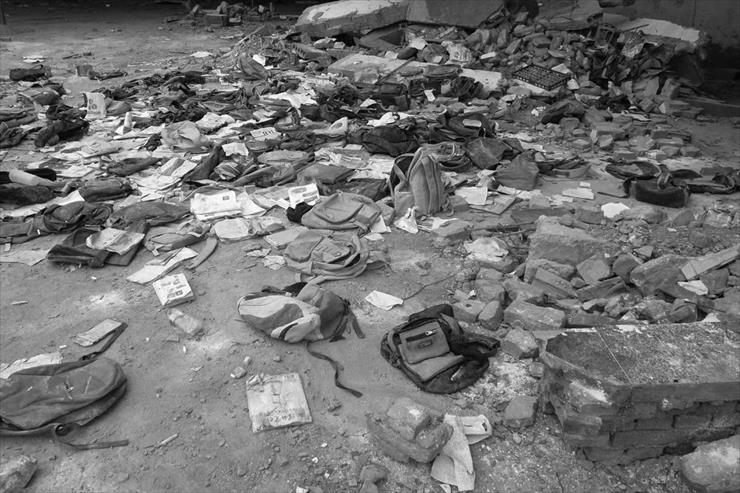 Ai WeiWei1 - Sichuan Earthquake photo 2008.png