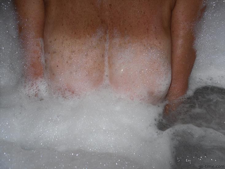 Granny In The Tub Playing With Her Tits - omegleplus.com 8.jpg